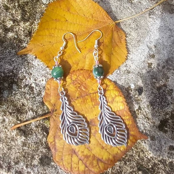 Boucle d'oreilles pendantes - onyx vert et plume de paon