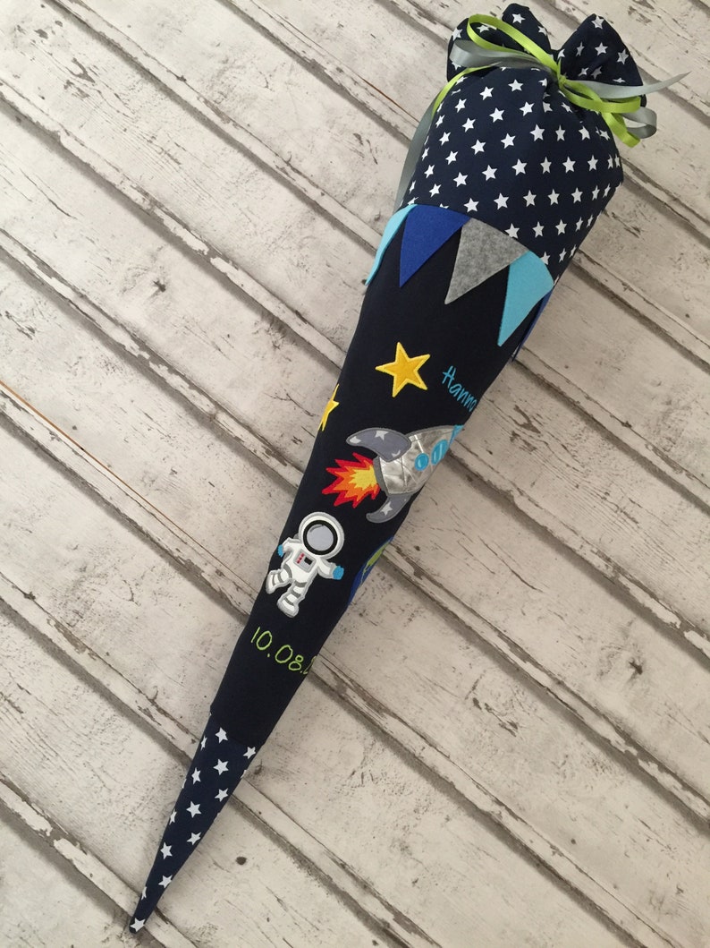 Personalisiertes Schultüte Mit Namen – Weltraum-Rakete Design, Inkl. Kissen (blau)