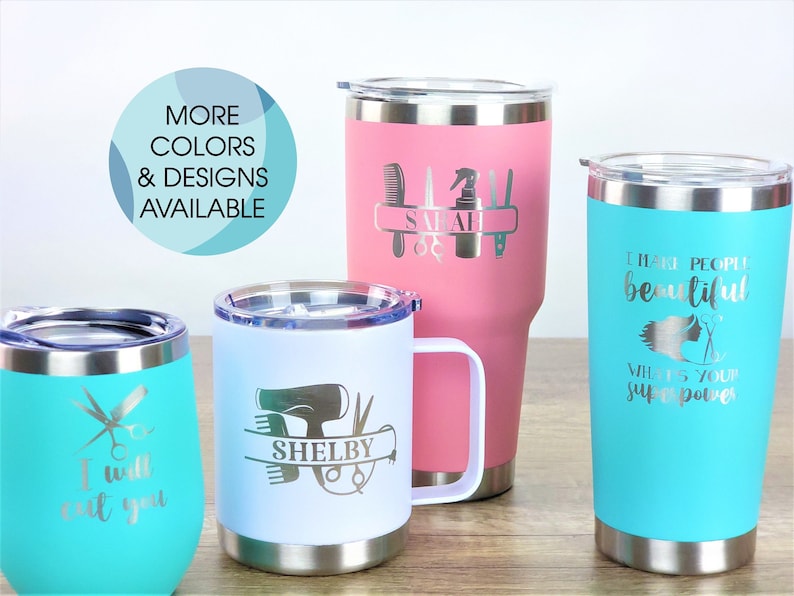 Puede incluir: Cuatro vasos de acero inoxidable con diferentes dise&ntilde;os y colores. Los vasos presentan gr&aacute;ficos y textos con tem&aacute;tica de peluquer&iacute;a, incluyendo "I will cut you", "I make people beautiful", "What's your superpower" y "Shelby".