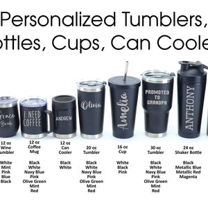 Puede incluir: Un conjunto de 10 vasos, botellas y tazas personalizados de diferentes tama&ntilde;os. Los vasos son negros con letras blancas e incluyen nombres como "Olivia", "Amelia" y "Andrew". Las botellas son negras con letras blancas e incluyen nombres como "Anthony" y "Daniel".