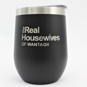 K&ouml;nnte beinhalten: Schwarzer Edelstahl-Weinglas mit silbernem Deckel und dem eingravierten Text "the Real Housewives of Wantagh" an der Seite.