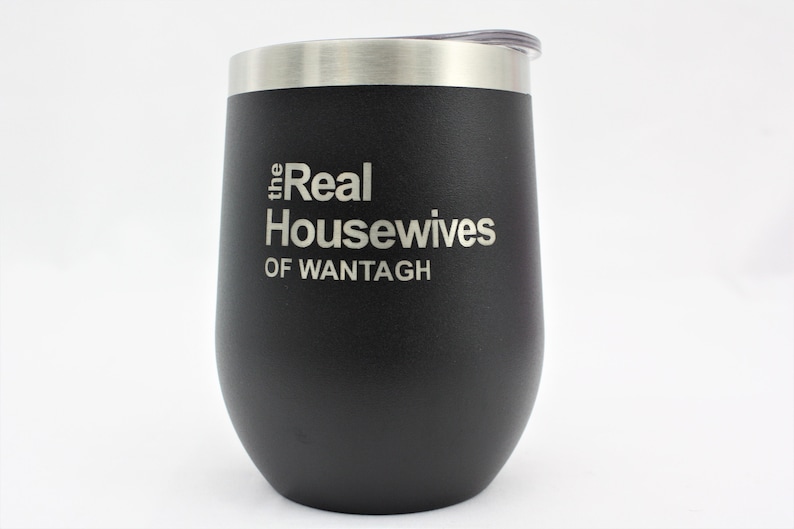 K&ouml;nnte beinhalten: Schwarzer Edelstahl-Weinglas mit silbernem Deckel und dem eingravierten Text "the Real Housewives of Wantagh" an der Seite.