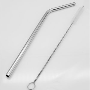 Może przedstawiać: Srebrna metalowa słomka do picia z zakrętką w środku i szczotką do czyszczenia. Słomka ma około 25 cm długości.