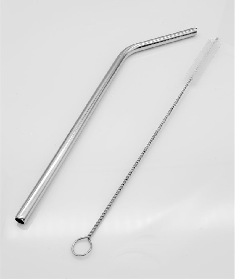 Może przedstawiać: Srebrna metalowa słomka do picia z zakrętką w środku i szczotką do czyszczenia. Słomka ma około 25 cm długości.