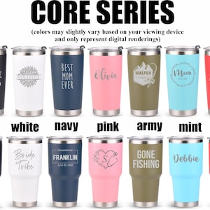 Puede incluir: Una colecci&oacute;n de vasos aislados en varios colores, incluyendo negro, blanco, azul marino, rosa, verde militar, menta y rojo. Cada vaso presenta un dise&ntilde;o o texto diferente, como nombres, frases y gr&aacute;ficos. Los vasos forman parte de la "CORE SERIES".