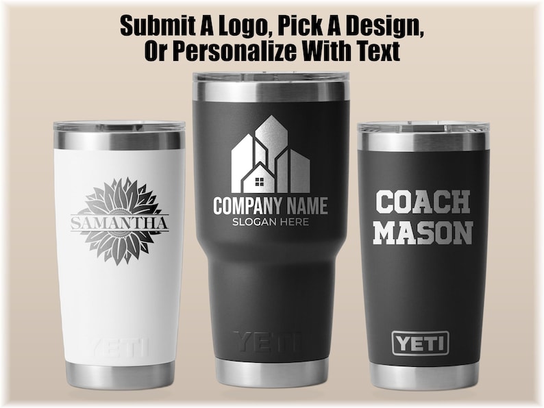 Puede incluir: Tres vasos aislados de acero inoxidable con dise&ntilde;os personalizados. Uno es blanco con un girasol y el nombre "SAMANTHA". El segundo es negro con un logotipo de empresa y texto. El tercero es negro con el nombre "COACH MASON". El texto "Submit A Logo, Pick A Design, Or Personalize With Text" est&aacute; en la parte superior.