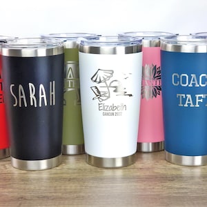 Puede incluir: Un juego de tres tazas de cer&aacute;mica con un acabado mate moteado. Las tazas son en tonos de azul, verde y blanco. Cada taza tiene un dise&ntilde;o simple y moderno, ideal para caf&eacute; o t&eacute;. Las tazas miden aproximadamente 10 cm de alto.