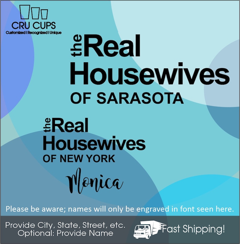 K&ouml;nnte beinhalten: Eine blaue und wei&szlig;e Grafik mit dem Text "the Real Housewives of Sarasota" und "the Real Housewives of New York" mit dem Namen "Monica" darunter. Die Grafik enth&auml;lt auch den Text "CRU CUPS Customized | Recognized | Unique" und "Provide City, State, Street, etc. Optional: Provide Name" und "Fast Shipping!"