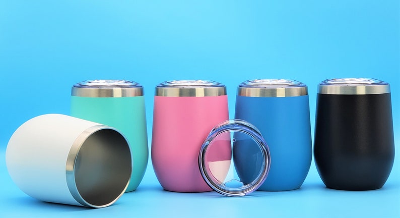 K&ouml;nnte beinhalten: Satz von sechs Edelstahl-Weingl&auml;sern in verschiedenen Farben, darunter Wei&szlig;, Hellblau, Rosa und Schwarz. Die Gl&auml;ser haben eine doppelwandige Konstruktion und einen Deckel.