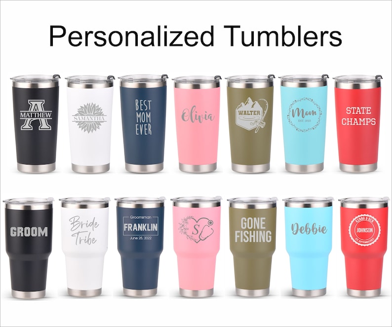 Puede incluir: Una colecci&oacute;n de vasos personalizados en varios colores, cada uno con base y tapa de acero inoxidable. Los vasos presentan texto y dise&ntilde;os personalizados, incluyendo nombres, frases y gr&aacute;ficos.