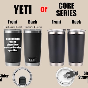 Puede incluir: Una taza de cer&aacute;mica blanca con un asa negra y el texto "But First, Coffee" en negro y negrita. La taza est&aacute; sobre una superficie blanca. La taza mide aproximadamente 10 cm de alto.