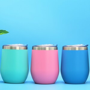 K&ouml;nnte beinhalten: Sechs Weingl&auml;ser aus Edelstahl in verschiedenen Farben, darunter Wei&szlig;, T&uuml;rkis, Rosa, Blau und Schwarz. Die Gl&auml;ser haben eine doppelwandige Konstruktion und einen Deckel.