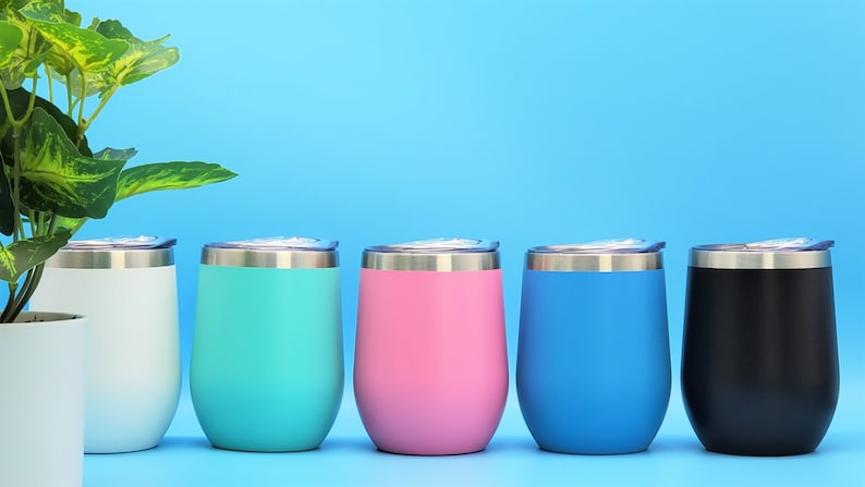 K&ouml;nnte beinhalten: Sechs Weingl&auml;ser aus Edelstahl in verschiedenen Farben, darunter Wei&szlig;, T&uuml;rkis, Rosa, Blau und Schwarz. Die Gl&auml;ser haben eine doppelwandige Konstruktion und einen Deckel.