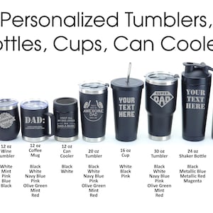 Puede incluir: Una colecci&oacute;n de vasos, botellas, tazas y enfriadores de latas negros personalizados. La imagen muestra varios tama&ntilde;os y estilos, incluyendo vasos bajos, vasos de vino, tazas de caf&eacute; y botellas de agua. El texto en los art&iacute;culos incluye "DAD", "SUPER DAD" y opciones de texto personalizables.