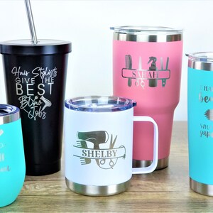 Puede incluir: Cinco vasos de acero inoxidable con diferentes dise&ntilde;os y textos. Los vasos son de diferentes colores, incluyendo negro, blanco, rosa y turquesa. El texto en los vasos incluye "Hair Stylists Give the Best Blow Jobs", "I will cut you", "SHELBY", "SARAH", y "I make people beautiful. What's your superpower?"