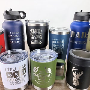 Puede incluir: Una colecci&oacute;n de vasos y tazas aislantes en varios colores, incluyendo rojo, negro, azul y verde. Cada vaso presenta texto grabado, con temas como "Pap&aacute;", "Mejor Padre" y frases humor&iacute;sticas. Los vasos tienen una capacidad de aproximadamente 570-850 ml.