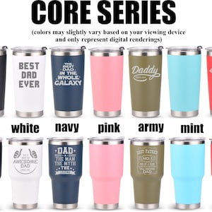 Pode incluir: Uma cole&ccedil;&atilde;o de canecas isoladas em v&aacute;rias cores, incluindo preto, branco, azul marinho, rosa, verde militar, menta e vermelho. Cada caneca apresenta um design diferente, com frases como "Best Dad Ever" e "Super Dad."