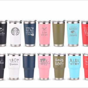 Puede incluir: Doce vasos de acero inoxidable con varios dise&ntilde;os y textos relacionados con el peinado. Los vasos son de diferentes colores, incluyendo negro, blanco, azul, rosa, verde y rojo.