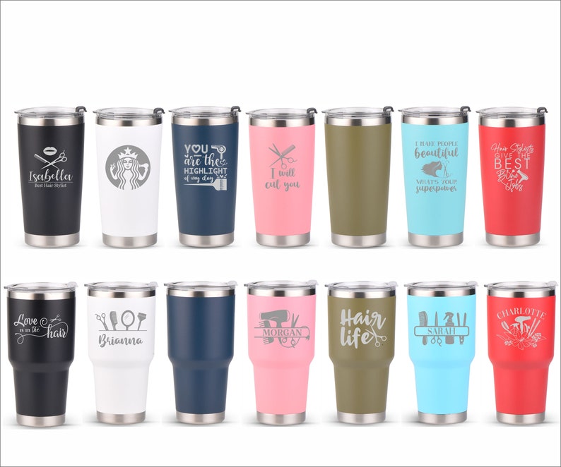 Puede incluir: Doce vasos de acero inoxidable con varios dise&ntilde;os y textos relacionados con el peinado. Los vasos son de diferentes colores, incluyendo negro, blanco, azul, rosa, verde y rojo.
