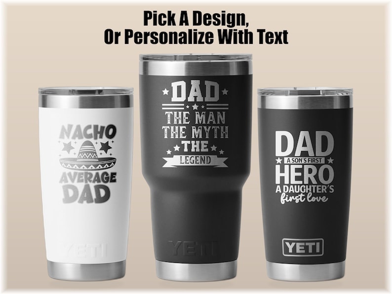 Pode incluir: Tr&ecirc;s canecas isoladas com bordas prateadas. Uma &eacute; branca com o texto "NACHO AVERAGE DAD" e um gr&aacute;fico de chap&eacute;u. A segunda &eacute; preta com o texto "DAD THE MAN THE MYTH THE LEGEND". A terceira &eacute; preta com o texto "DAD A SON'S FIRST HERO A DAUGHTER'S first love".