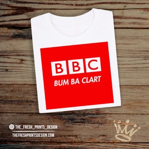Könnte beinhalten: Weißes T-Shirt mit einem roten Quadrat, auf dem die Buchstaben "BBC" in Weiß und der Text "BUM BA CLART" in Weiß stehen.