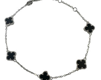 Clover onyx bracelet in sterling silver in 7 inches.