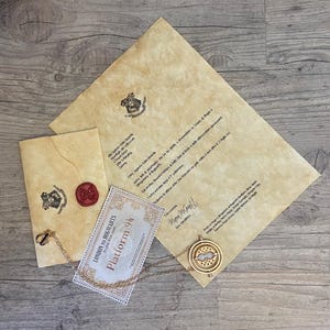 Escuela de magia con letras personalizadas | Réplica artesanal para fanáticos de la fantasía | Regalo para fanáticos de los mundos encantados y el cosplay.