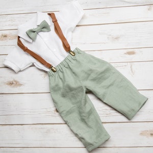 Set aus weißem Hemd, Hose mit geradem Bein und Fliege aus Leinen in Salbeigrün für Babys (Jungen), Hosenträger aus braunem Kunstleder, 0–2 Jahre