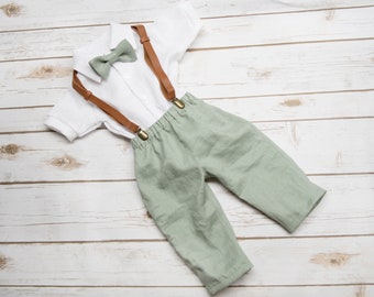 Ensemble chemise blanche, pantalons coupe droite et noeud papillon en lin couleur sauge, bretelles brunes en faux cuir pour bébé garçon 0-2T