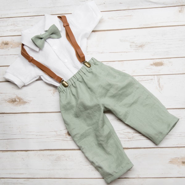 Ensemble chemise blanche, pantalons coupe droite et noeud papillon en lin couleur sauge, bretelles brunes en faux cuir pour bébé garçon 0-2T