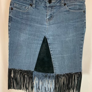 Jeans en denim upcycled en denim et jupe en cuir avec frange image 8
