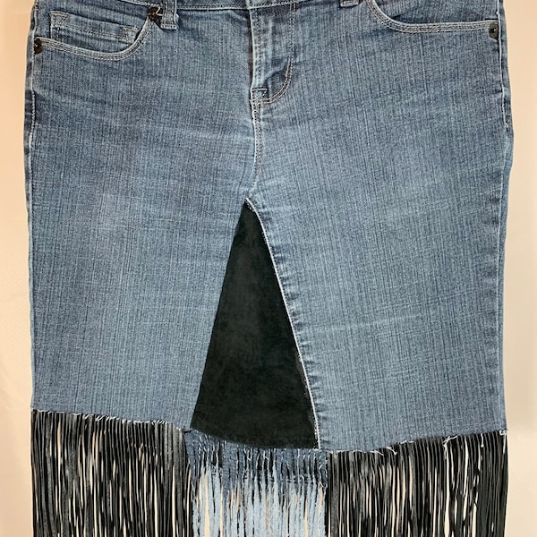 Jeans en denim upcycled en denim et jupe en cuir avec frange