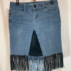 Jeans en denim upcycled en denim et jupe en cuir avec frange image 4