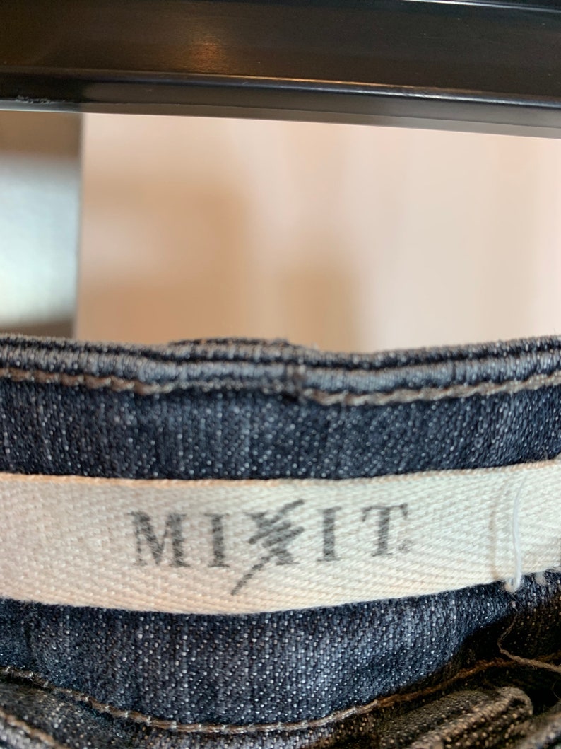 Jeans en denim upcycled en denim et jupe en cuir avec frange image 5