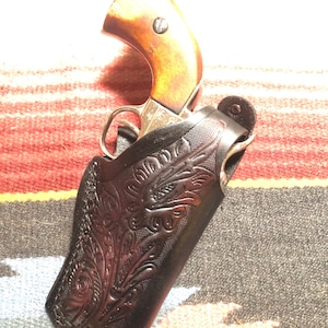 Leren duimsteunholster bloemenrol past op korte korte loop van 22-inch Heritage Barkeep