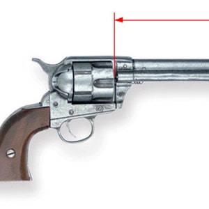 Pode incluir: Um rev&oacute;lver prateado com uma pega de madeira. O cano tem aproximadamente 25 cm de comprimento.