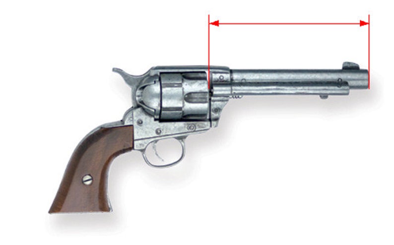 Pode incluir: Um rev&oacute;lver prateado com uma pega de madeira. O cano tem aproximadamente 25 cm de comprimento.