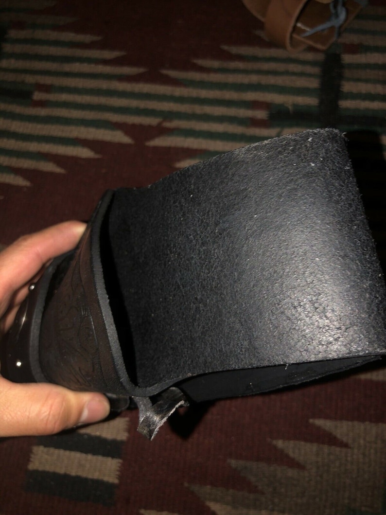 Peut inclure: Une ceinture en cuir noir avec une boucle et un rabat qui peut &ecirc;tre rabattu. La ceinture est en cuir &eacute;pais et r&eacute;sistant et a un design simple et classique.