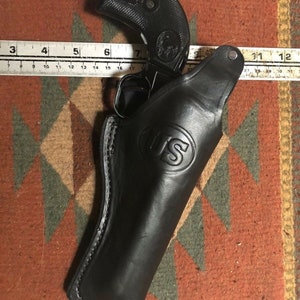 Past op Heritage Rough Rider Ruger Wrangler Single Six Nine Ten Revolver zwart lederen duimsteunholster