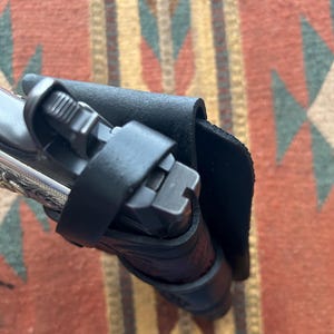 Western Läderhölster med Blommigt Skuggmönster Passar Colt Kimber Springfield Ruger RIA Modell 1911 bild 3