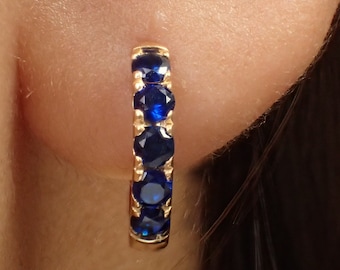 Fünf Steine Blauer Saphir Ohrring, Sterling Silber Huggie Ohrring, Septembar Birthstone Geschenke, Brautjungfer Geschenk