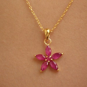 Halsband med rubinblomma, present till födelsesten i juli, hänge med markisslipade blommor, blommiga smycken för kvinnor