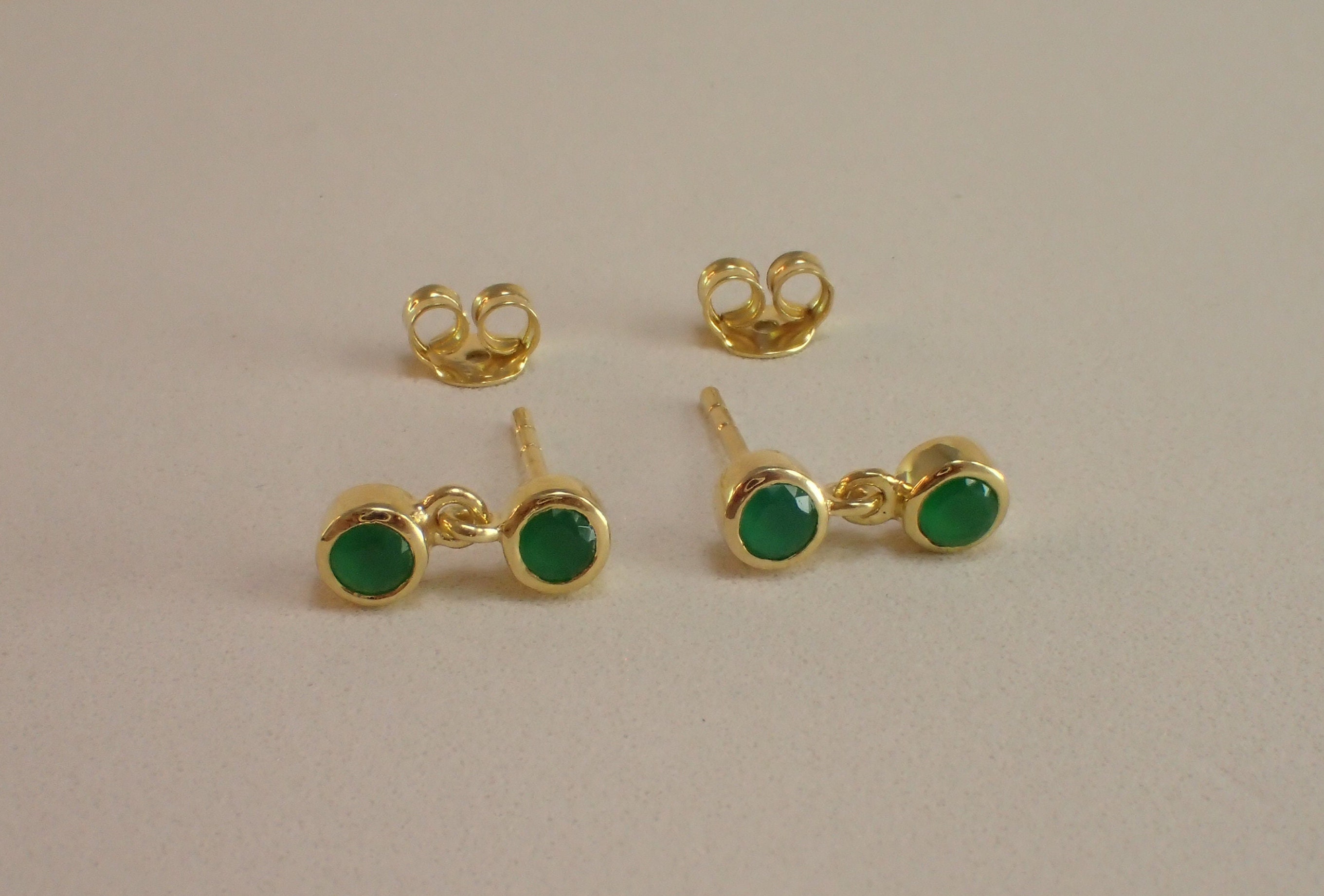 Lünette Set Smaragd Ohrringe, baumeln Tropfen Smaragd Ohrstecker, Mai Birthstone Geschenk, Zarte Solitär Ohrringe