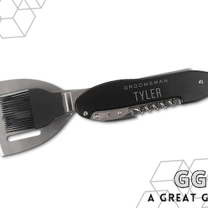 Op de afbeelding: Zwarte multitool met een flesopener, een mes en een borstel. De tool is gegraveerd met de woorden "Groomsman Tyler".