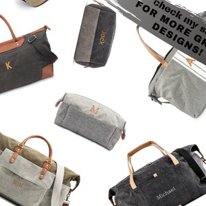 Op de afbeelding: Zes verschillende canvas reistassen met leren accenten en gepersonaliseerde borduurwerk. De tassen zijn in verschillende kleuren, waaronder grijs, zwart en groen. De tassen zijn allemaal gemonogramd met verschillende letters, waaronder K, M, A, E, I, S en Jack. De tassen zijn gerangschikt op een witte achtergrond. Bekijk mijn winkel voor meer geweldige ontwerpen!