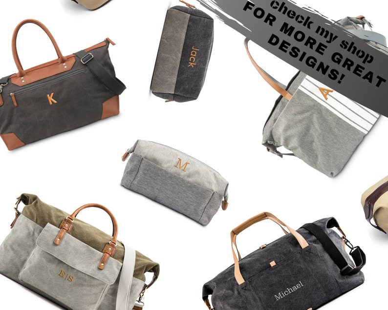 Op de afbeelding: Zes verschillende canvas reistassen met leren accenten en gepersonaliseerde borduurwerk. De tassen zijn in verschillende kleuren, waaronder grijs, zwart en groen. De tassen zijn allemaal gemonogramd met verschillende letters, waaronder K, M, A, E, I, S en Jack. De tassen zijn gerangschikt op een witte achtergrond. Bekijk mijn winkel voor meer geweldige ontwerpen!