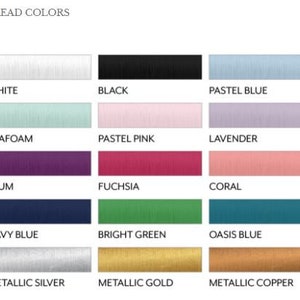 Op de afbeelding: Een kaart met 15 verschillende draadkleuren, waaronder wit, zwart, pastelblauw, zeegroen, pastelroze, lavendel, pruim, fuchsia, koraal, marineblauw, felgroen, oaseblauw, metallic zilver, metallic goud en metallic koper.