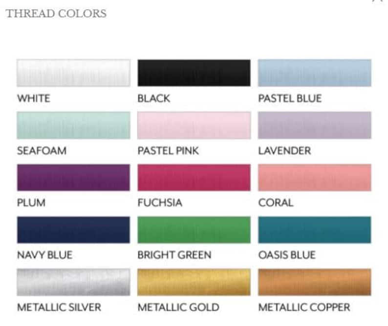 Op de afbeelding: Een kaart met 15 verschillende draadkleuren, waaronder wit, zwart, pastelblauw, zeegroen, pastelroze, lavendel, pruim, fuchsia, koraal, marineblauw, felgroen, oaseblauw, metallic zilver, metallic goud en metallic koper.