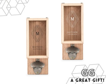 Op de afbeelding: Twee houten flessenopeners met een gepersonaliseerd frame en een metalen flessenopener. Het frame heeft een geometrisch ontwerp met de letter "M" in het midden en de tekst "MATTHEW GROOMSMAN".