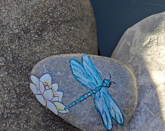 Libelle auf Stein gemalt